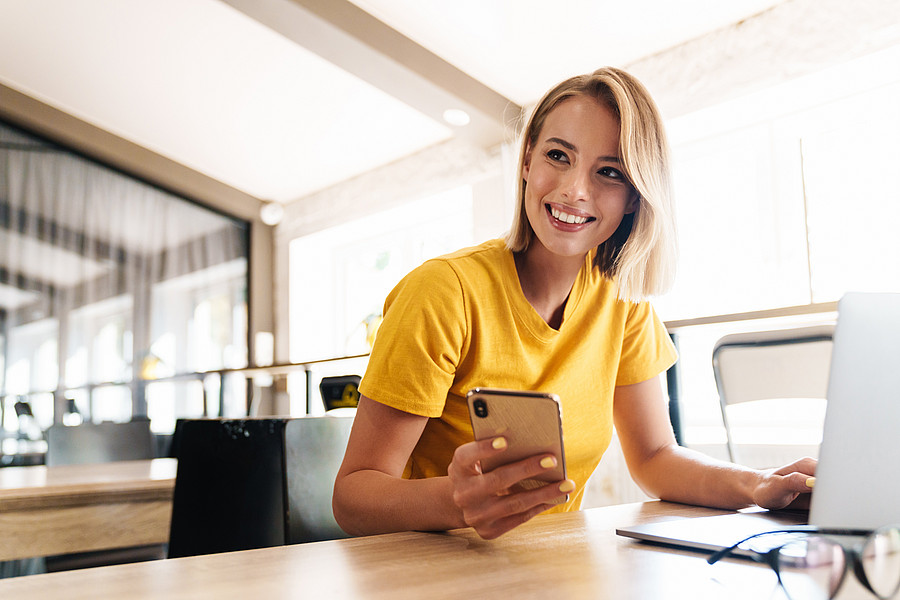 Nutzen Sie den Digitalisierungsschub und machen Sie Ihre HR-Arbeit mobil csm Mobile HR Smartphone ae707d9d08